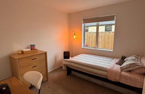 Rolleston House | Spacious Family Home In Rolleston 2 Bedrooms With 3 Beds