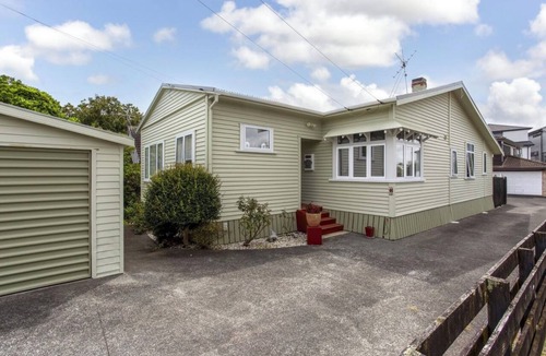 Royal Oak House | Spacious Family Retreat Near Cornwall Park