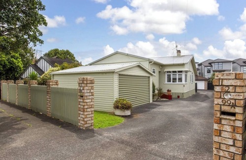 Royal Oak House | Spacious Family Retreat Near Cornwall Park