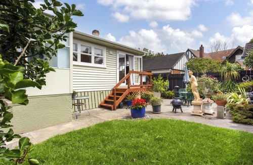 Royal Oak House | Spacious Family Retreat Near Cornwall Park