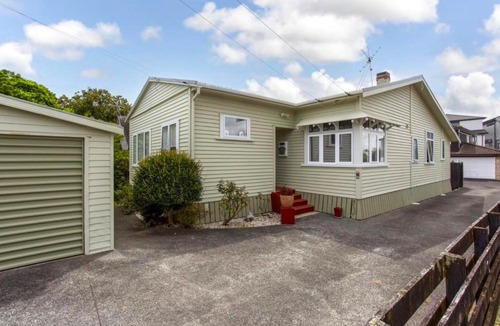 Royal Oak House | Spacious Family Retreat Near Cornwall Park