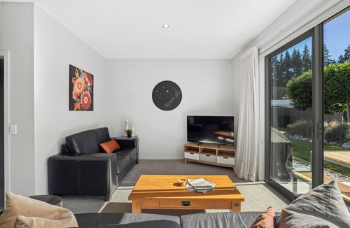 Lower Shotover House | Spacious modern well appointed 3 bed 2 bath house