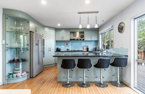 Greenhithe House | Spacious Greenhithe Sanctuary | Air-Con and Deck
