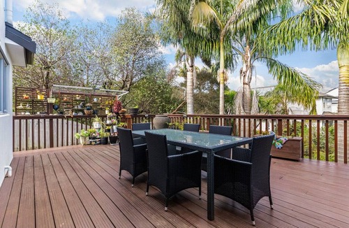 Greenhithe House | Spacious Greenhithe Sanctuary | Air-Con and Deck