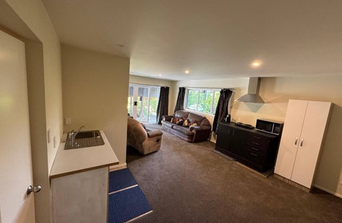 Christchurch Apartment | Spacious Premium Family Suite | Super-King + Bunks!