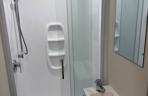 Christchurch Apartment | Spacious Premium Family Suite | Super-King + Bunks!