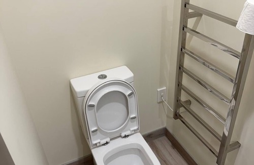 Christchurch Apartment | Spacious Premium Family Suite | Super-King + Bunks!