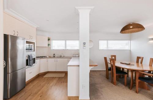 Mount Maunganui House | Spacious Retreat Steps to Beach Shops & Hot Pools