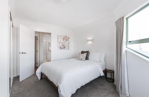 Mount Maunganui House | Spacious Retreat Steps to Beach Shops & Hot Pools