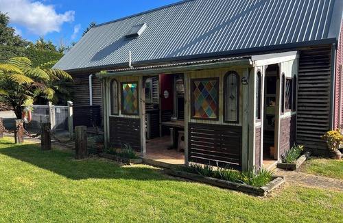 Otaki Cottage | Spacious Retreat with Hot Tub. Great for families!