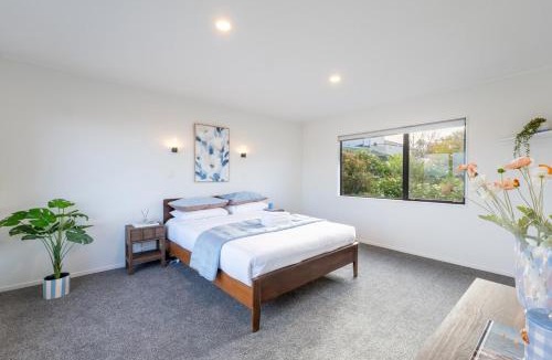 Orewa House | Spacious Seaview 3-Bedroom Home in Orewa
