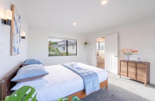 Orewa House | Spacious Seaview 3-Bedroom Home in Orewa