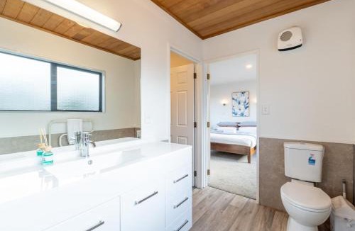 Orewa House | Spacious Seaview 3-Bedroom Home in Orewa
