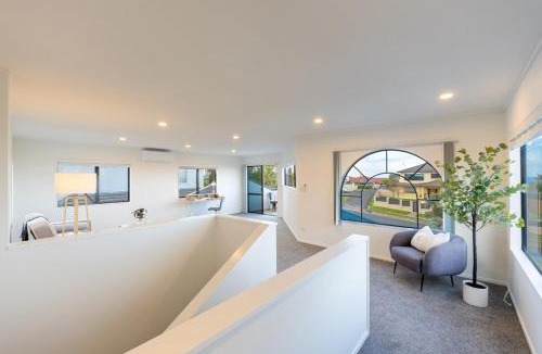 Orewa House | Spacious Seaview 3-Bedroom Home in Orewa