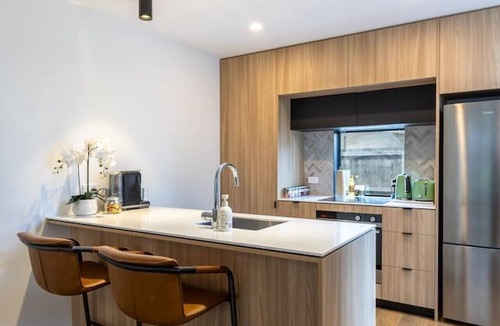 Saint Albans House | Spacious St Albans Stay – Near CBD, Garage + BBQ