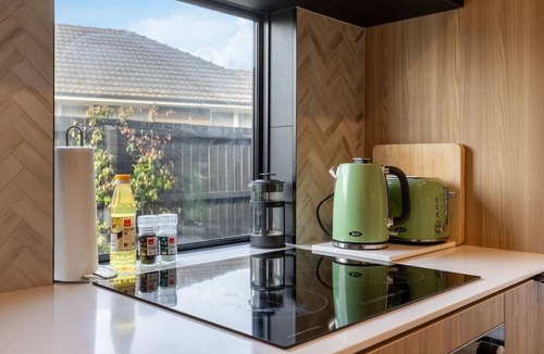 Saint Albans House | Spacious St Albans Stay – Near CBD, Garage + BBQ