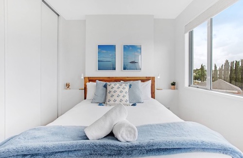 Takapuna Apartment | Spacious Stylish 2BR Carpark Aircon