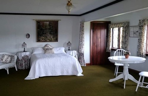 Oban Cabin | Spacious Vacation Suite in a Log Cabin on Halfmoon Bay, New Zealand