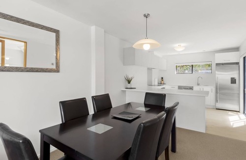 Queenstown Apartment | Spinnaker Bay - Stunning Lakeview 2 Bedroom Apartment