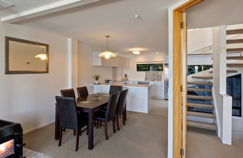 Queenstown Apartment | Spinnaker Bay - Stunning Lakeview 2 Bedroom Apartment
