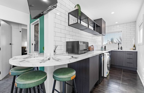 Hamilton Apartment | Stay Central | Park Securely | Relax Completely
