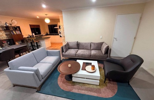 Auckland House | Stay Local, Live Like a Kiwi: Bright & Spacious 3BR Green Home