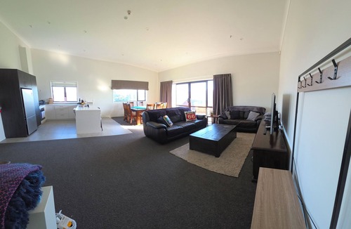Pukekohe Apartment | Stay n Play golf sim and game room adventures in the heart of Pukekohe