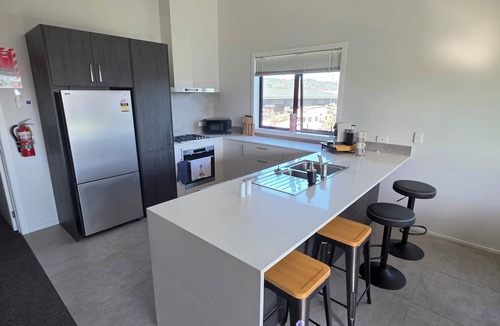 Pukekohe Apartment | Stay n Play golf sim and game room adventures in the heart of Pukekohe