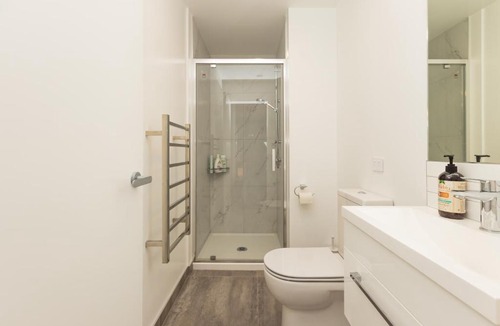 Christchurch City Centre Apartment | Staydium Retreat CBD 2 Bed 2 Bath With Parking Sleeps 5