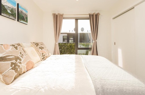 Christchurch City Centre Apartment | Staydium Retreat CBD 2 Bed 2 Bath With Parking Sleeps 5
