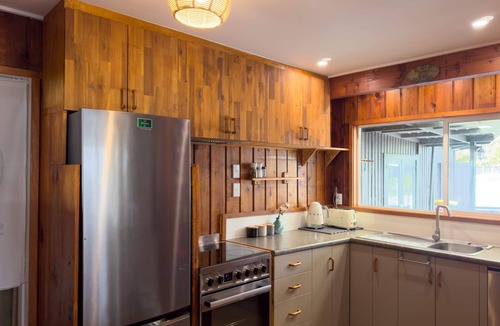 Ngongotaha House | Stillwater Cottage - Lakefront, Spa & Kayaks