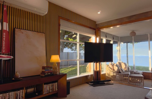 Ngongotaha House | Stillwater Cottage - Lakefront, Spa & Kayaks