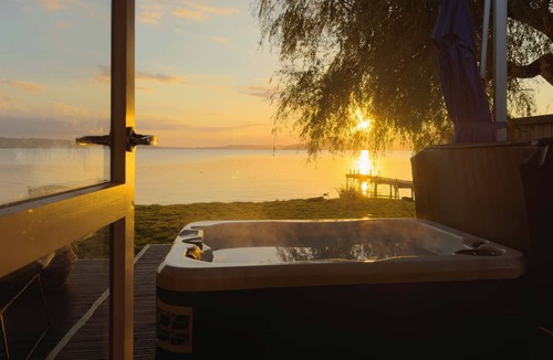 Ngongotaha House | Stillwater Cottage - Lakefront, Spa & Kayaks