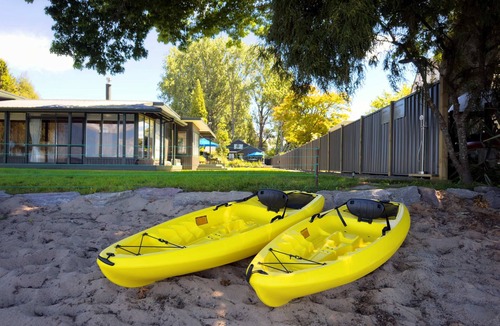 Ngongotaha House | Stillwater Cottage - Lakefront, Spa & Kayaks