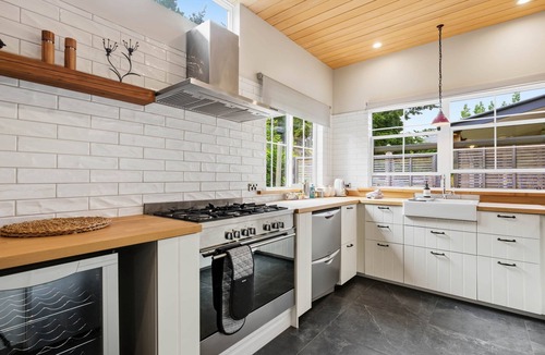 Arrow Junction Cottage | Stone Cottage with wood fire & mountain views