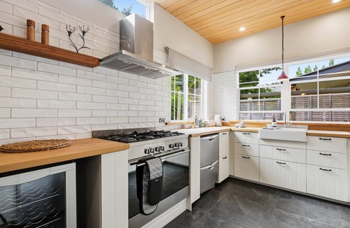 Arrow Junction Cottage | Stone Cottage with Fireplace