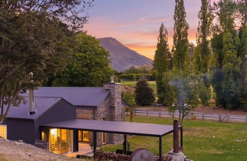 Arrow Junction Cottage | Stone Cottage with Fireplace