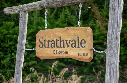 Benmore House | Strathvale River Cottage - Winton Holiday Home