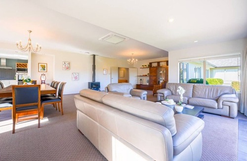 Tikitere House | Stunning and Spacious 5-Bedroom Home in Rotorua