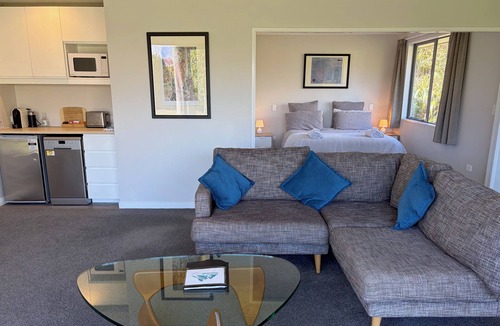 Wanaka Cottage | Stunning guest house with amazing mountain views five minutes from Lake Wanaka