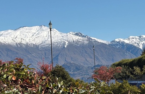 Wanaka Cottage | Stunning guest house with amazing mountain views five minutes from Lake Wanaka