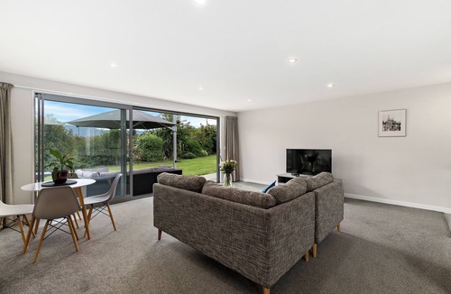 Wanaka Cottage | Stunning guest house with amazing mountain views five minutes from Lake Wanaka