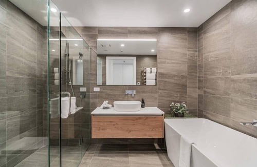 Wanaka Apartment | Stunning Lakefront Studio with Hot Tub & Views