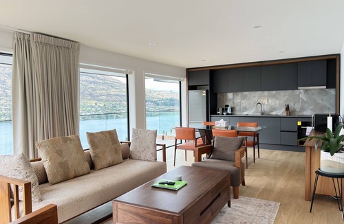 Frankton Apartment | Stunning Lakeview QT Holiday House