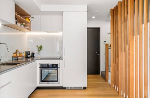 Albert Town House | Stunning Mountain & River View Townhouse