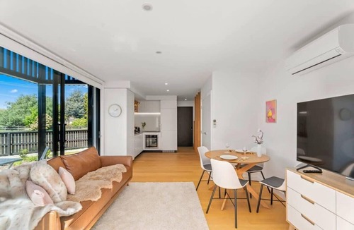 Albert Town House | Stunning Mountain & River View Townhouse