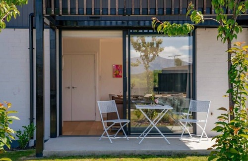 Albert Town House | Stunning Mountain & River View Townhouse