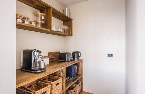 Wanaka House | Stunning Mountain Views, Easy Walking, 3 Bathrooms