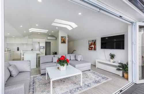 Greenlane - Ellerslie House | Stunning Remuera 3BR with Patio & Parking Zodiak Stays