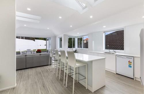 Greenlane - Ellerslie House | Stunning Remuera 3BR with Patio & Parking Zodiak Stays